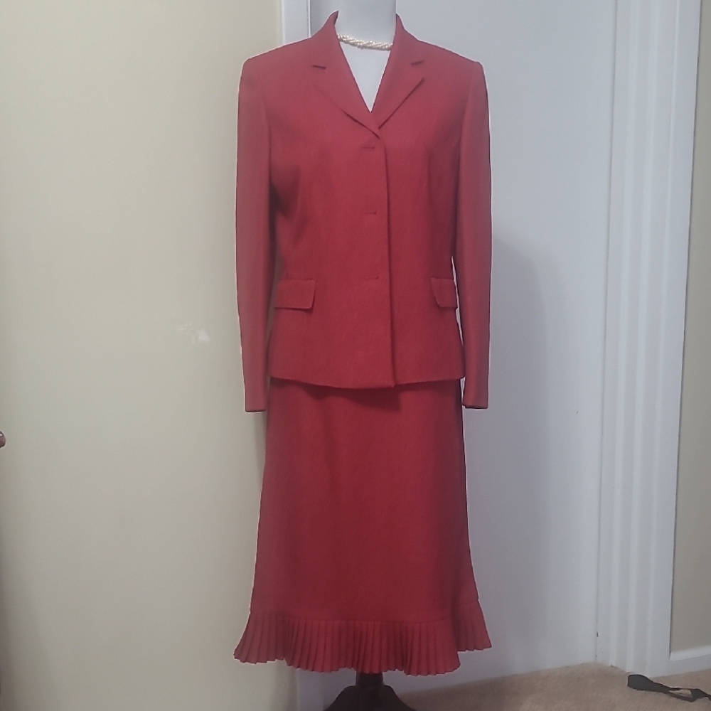 Jones Wear Business Suit In Excellent Condition.size 12